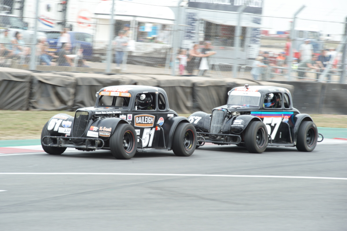 Remarkable Legends Cars Photo-finish Provides Perfect End To Donington 'Convoy In The Park' Spectacular